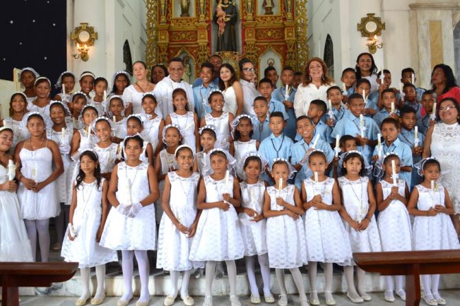 54 niños de la Isla de Cabica recibieron su primera comunión.