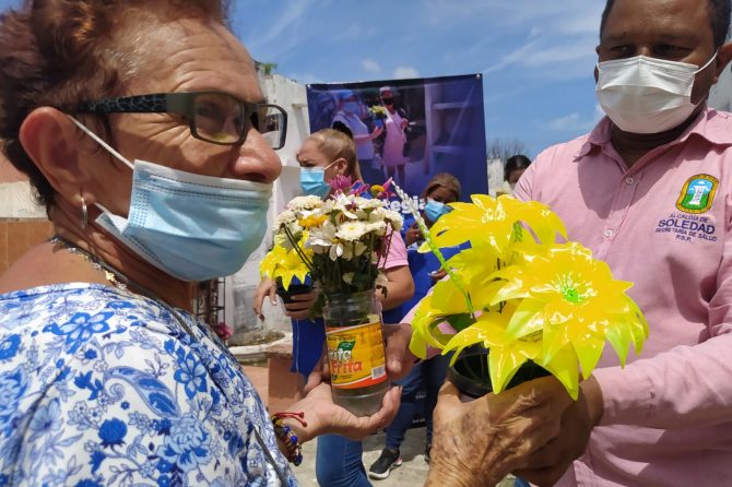 ‘Cambiatón’ de flores en cementerios de Soledad para prevenir el Dengue